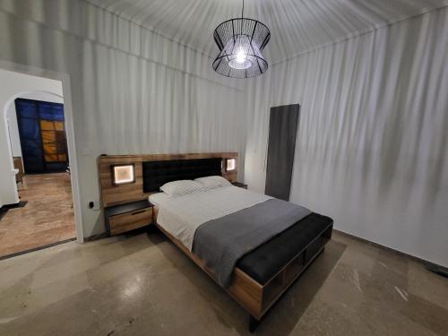 DhílesiDilion Guest House的一间卧室配有一张床和一个吊灯