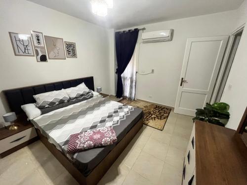 MadinatyMadinaty Kian Al Deafah , New Cairo مدينتي的一间卧室,卧室内配有一张大床