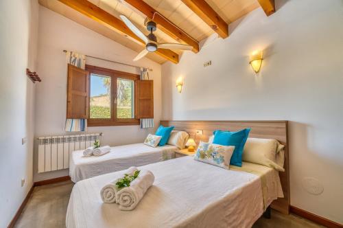马纳科尔Ideal Property Mallorca - Son Frau的一间卧室配有两张带毛巾的床