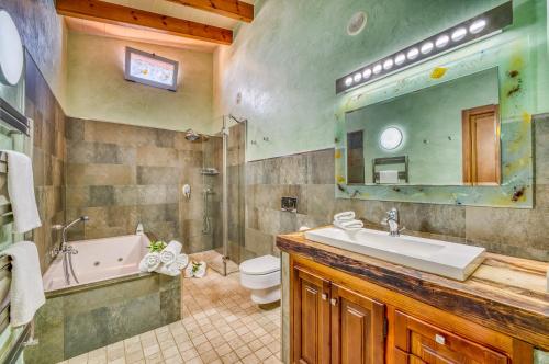 马纳科尔Ideal Property Mallorca - Son Frau的一间带水槽、浴缸和卫生间的浴室
