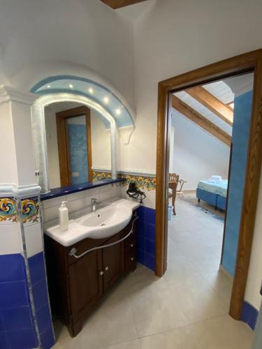 阿杰罗拉Bed&Breakfast Miramare的一间带水槽和镜子的浴室