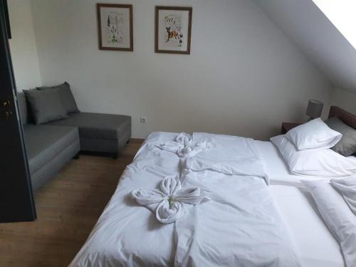 GántECO RIBELLIUM的卧室配有白色的床,床上有花