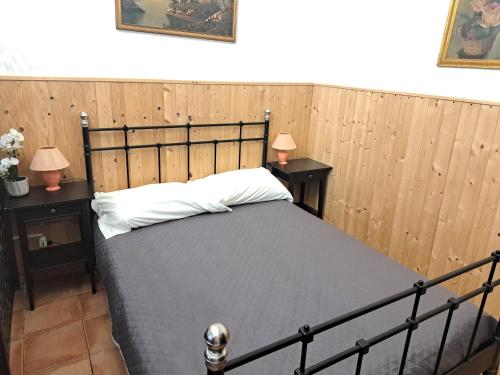 都灵Juventus Stadium - comfort e relax的一间卧室配有一张带2个床头柜的大床