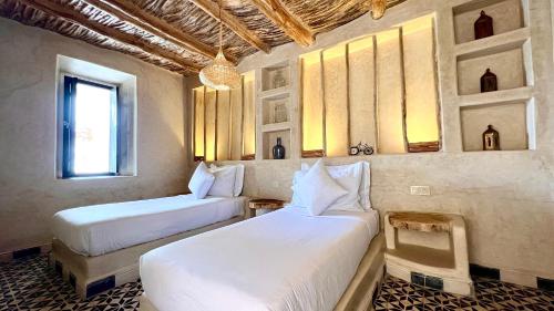 塔鲁丹特Dar Salam Souss的一间卧室设有两张床和窗户。