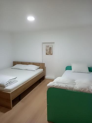 Vila Nikola的两张睡床彼此相邻,位于一个房间里