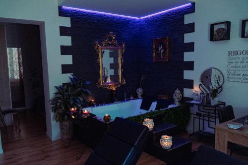 布林迪西Palmina's Apartments的客厅的墙壁上拥有蓝色的灯光