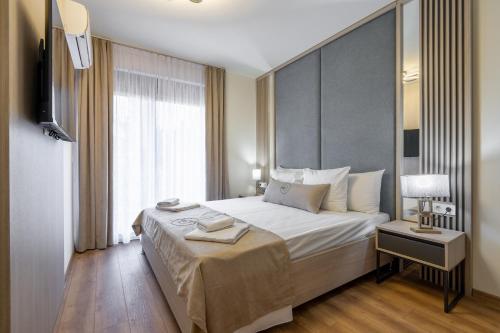 乌尔齐尼Dulamerovic Hotel的一间设有大床和窗户的酒店客房