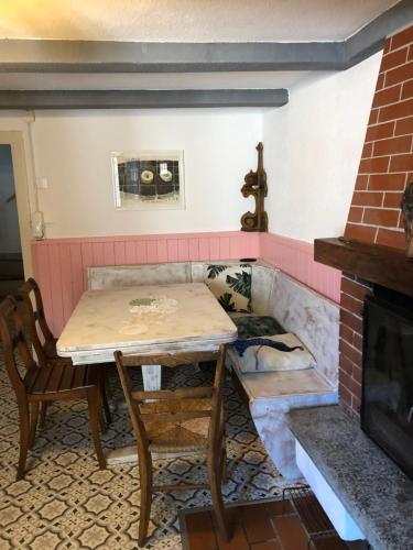 卢加诺Casa dell'Arte的带壁炉的客房内的桌椅