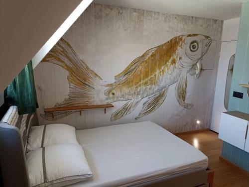 多维尔Appartement, place Morny.的卧室墙上挂着鱼画