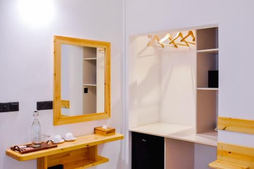 KendhooDhoani Maldives Guesthouse的一间带镜子和木架的浴室