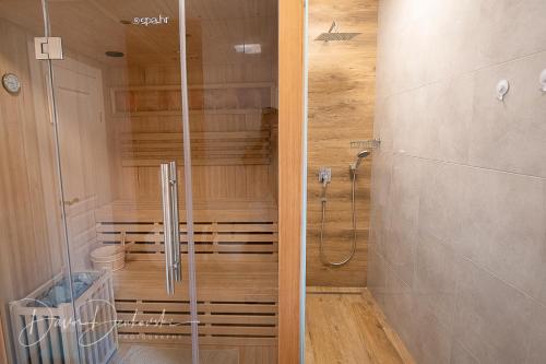 伦Island Villa Adriana with heated pool and sauna的浴室里设有玻璃门淋浴