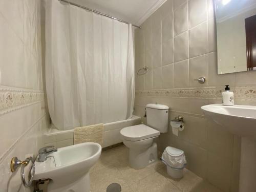 韦尔瓦Apartamento Familiar En Barrio Reina Victoria的白色的浴室设有卫生间和水槽。