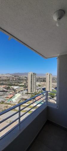 科金博ARRIENDO DEPARTAMENTO AVDA .DEL MAR LA SERENA, CHILE的客房设有市景阳台。