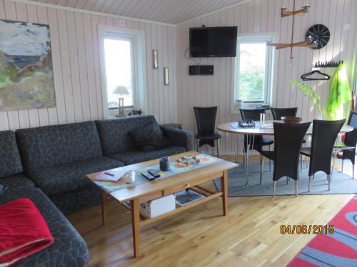 TvååkerEnebackens Kraftkälla的客厅配有沙发和桌子