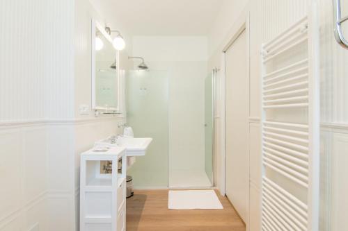 多马索B&B Villa Eden jacuzzi pool的白色的浴室设有水槽和淋浴。