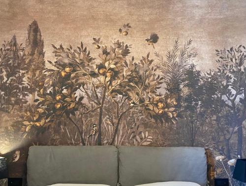 罗马四头私人套房旅馆的花画和沙发的墙壁