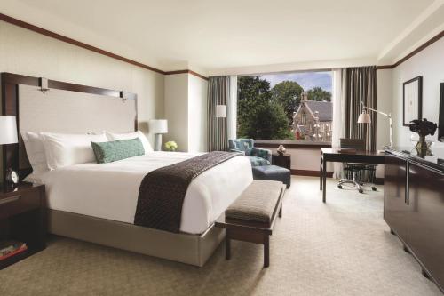华盛顿丽思卡尔顿乔治敦华盛顿特区酒店的一间酒店客房,一间设有一张床和一张书桌