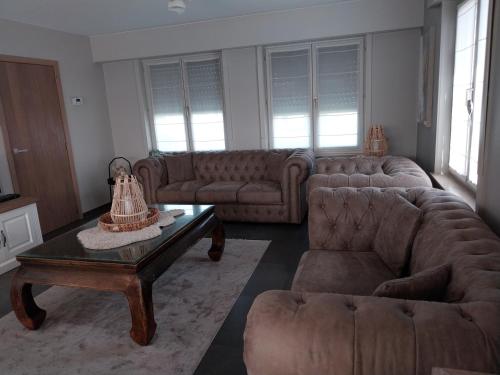 伊赫特赫姆Het vogelnestje的客厅配有两张沙发和一张咖啡桌