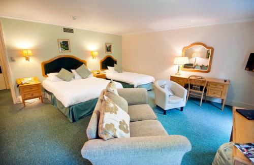 法尔茅斯盆米尔庄园酒店的酒店客房,设有两张床和一张沙发