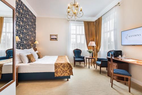 兹诺伊莫Hotel Katerina的配有一张床和一张书桌的酒店客房