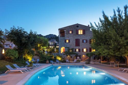 沙托阿尔努圣奥邦拉邦埃达普酒店的一座别墅,在一座建筑前设有一个游泳池