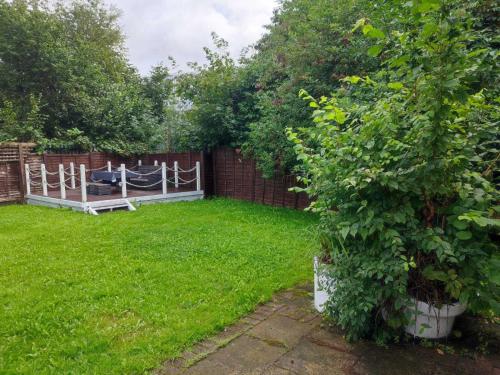 曼彻斯特Serendipity的院子内带围栏和长凳的花园