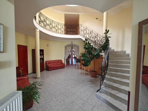 赫维兹Villa Lira的走廊上设有红色沙发的楼梯