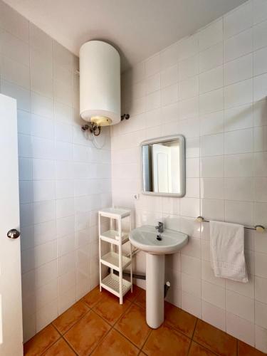 阿亚蒙特#9 HABITACIÓN DOBLE AYAMONTE的一间带水槽和镜子的浴室