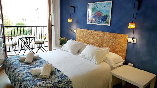 福斯Masquestar Rías Altas的卧室配有白色床和蓝色墙壁