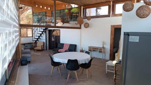 圣佩德罗·德·阿塔卡马Atacama Loft & Glamp的一间客房内配有桌椅的房间