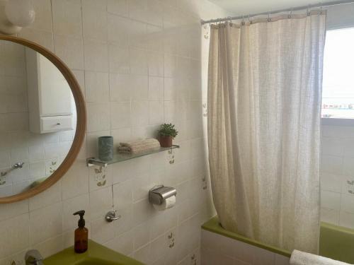 蒙特罗伊Miami playa sirens的带淋浴、水槽和镜子的浴室