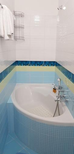 纳夫普利翁villa strati的蓝色和白色浴室内的浴缸