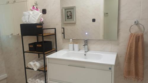贝梅奥Ohana, Apartamento-CENTRICO-WIFI-ASCENSOR- PARKING PRIVADO GRATIS-SIN CUESTAS的浴室配有盥洗盆、镜子和毛巾