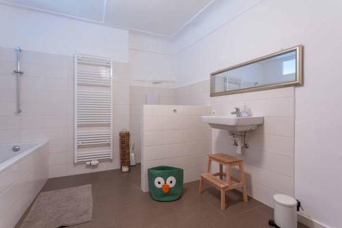 梅尔克Traumhafte Wohnung für 6 Pers.的浴室配有盥洗盆、卫生间和浴缸。