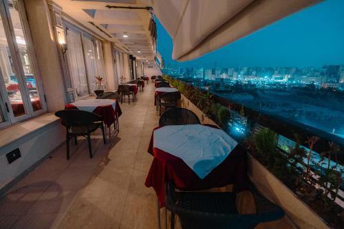 亚历山大Borg El Thaghr Hotel的一间带桌椅的市景餐厅