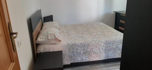 韦扎诺利古雷IN PANDORA'S BOX 5 LANDS的一间小卧室,配有一张带床架的床