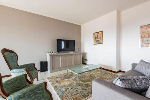 维罗纳La casa dell'artista的带沙发和电视的客厅