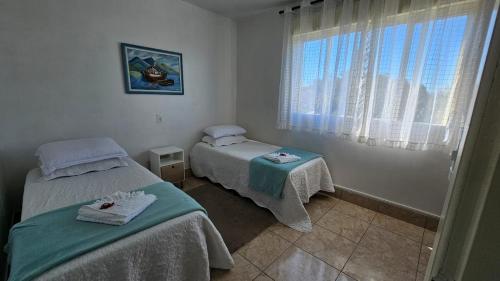 本图贡萨尔维斯Residência bem localizada em Bento Gonçalves的一间医院间,设有两张床和窗户