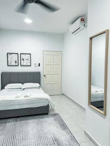 KeterehHomestay Ar-Rayyan 3 Ketereh的白色卧室配有床和镜子