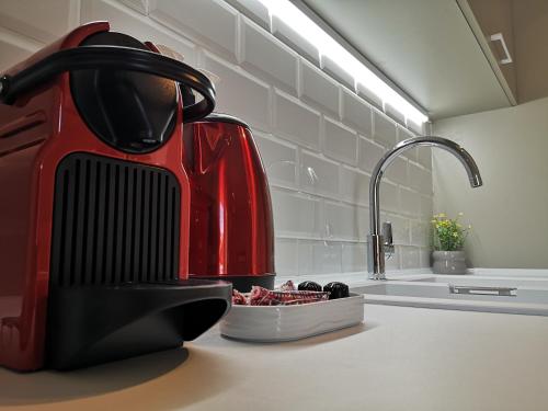 科莫蒂尼Porcelani studio Komotini的柜台上带红色榨汁机的厨房台面
