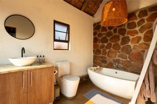 威尔吉旺登禁猎区Elephants Crossing的带浴缸、卫生间和盥洗盆的浴室