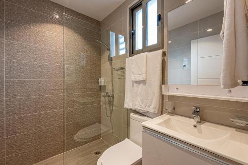 圣多明各Hotel Stay Here Suites的浴室配有卫生间、盥洗盆和淋浴。
