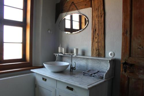梅森Domherrenhaus Meissen的一间带碗水槽和镜子的浴室