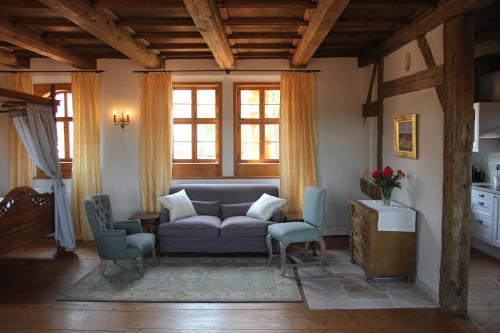 梅森Domherrenhaus Meissen的客厅配有沙发和椅子
