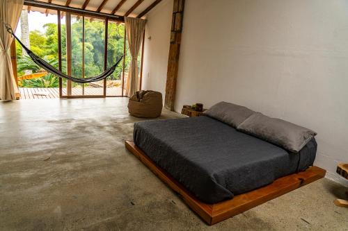 马尼萨莱斯Aldea Sabatinga的一间带床的卧室,位于带窗户的房间内