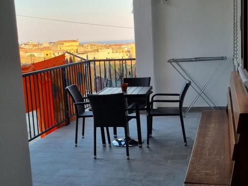 伊索拉迪卡波里祖托Nuovaiegi的美景阳台配有桌椅