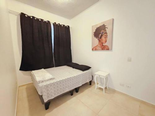 安托法加斯塔Exclusivo Dpto 101 con Terraza en Antofagasta的一间小卧室,配有床和窗户