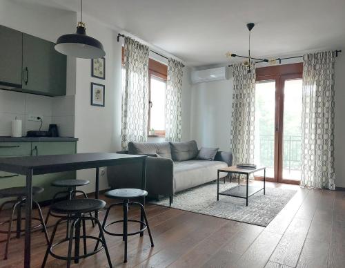 弗尔尼亚奇卡矿泉镇Tilia Home的客厅配有沙发和桌子