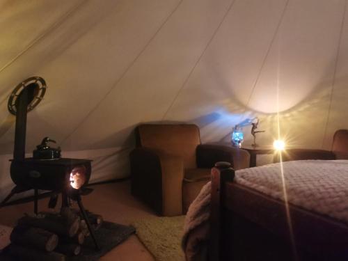 维斯贝希Lainey's Rest的帐篷内带一张床和炉灶的房间