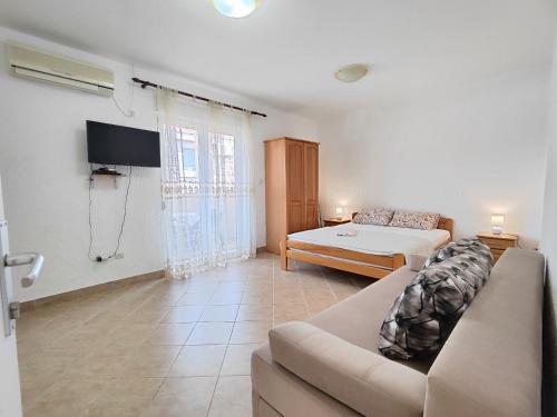 布德瓦MM Apartments的客厅配有沙发和1张床
